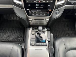 Toyota Land Cruiser 200 4.5D-4D V8 VX-R - Image 12