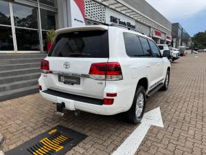 Toyota Land Cruiser 200 4.5D-4D V8 VX-R - Image 2