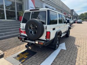 Toyota Land Cruiser 76 2.8GD-6 station wagon VX - Image 2