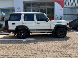 Toyota Land Cruiser 76 2.8GD-6 station wagon VX - Image 3