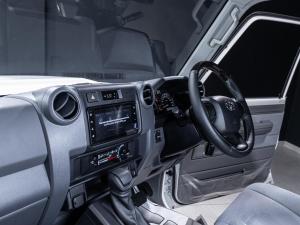 Toyota Land Cruiser 79 2.8GD-6 double cab - Image 6