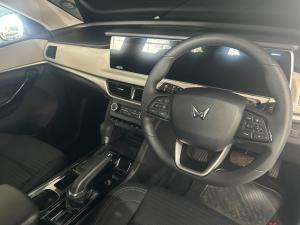 Mahindra XUV700 2.0T AX5 - Image 4