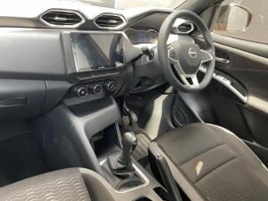 Nissan Magnite 1.0 Visia auto - Image 15