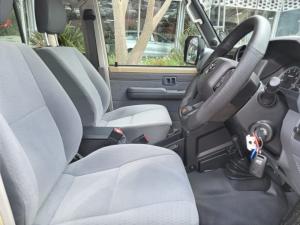 Toyota Land Cruiser 79 2.8GD-6 double cab - Image 7