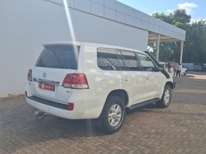 Toyota Land Cruiser 200 4.5D-4D VX - Image 2