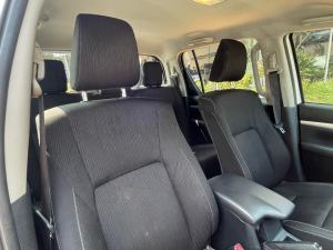 Toyota Hilux 2.4GD-6 double cab Raider manual - Image 8