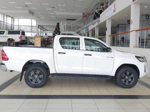 Toyota Hilux 2.4GD-6 double cab 4x4 Raider manual - Image 3