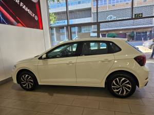 Volkswagen Polo hatch 1.0TSI Life auto - Image 4