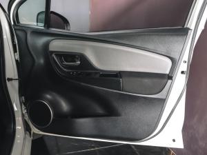 Toyota Yaris 1.3 auto - Image 11