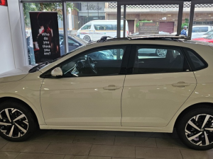 Volkswagen Polo hatch 1.0TSI Life manual - Image 6