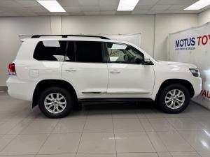 Toyota Land Cruiser 200 4.5D-4D V8 VX-R - Image 3