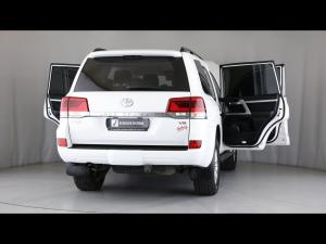Toyota Land Cruiser 200 4.5D-4D V8 VX-R - Image 24