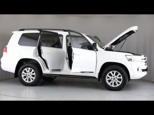 Toyota Land Cruiser 200 4.5D-4D V8 VX-R - Image 30