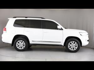 Toyota Land Cruiser 200 4.5D-4D V8 VX-R - Image 3