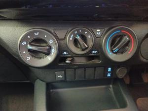 Toyota Hilux 2.4GD-6 double cab Raider manual - Image 13