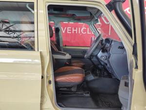 Toyota Land Cruiser 76 4.5D-4D V8 station wagon LX - Image 8