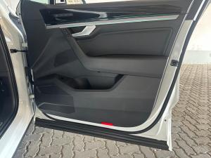 Volkswagen Touareg 3.0 TDI V6 Executive - Image 16