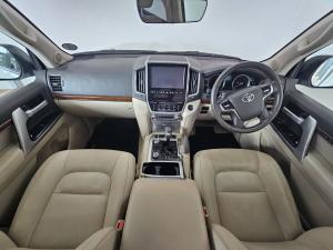Toyota Land Cruiser 200 4.5D-4D V8 VX-R - Image 6