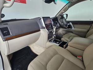 Toyota Land Cruiser 200 4.5D-4D V8 VX-R - Image 7
