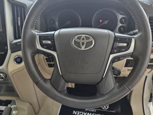 Toyota Land Cruiser 200 4.5D-4D V8 VX-R - Image 8