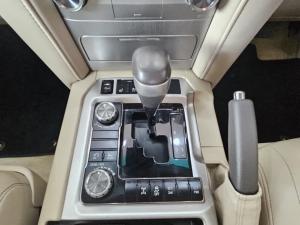 Toyota Land Cruiser 200 4.5D-4D V8 VX-R - Image 9