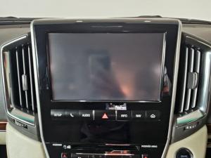 Toyota Land Cruiser 200 4.5D-4D V8 VX-R - Image 10