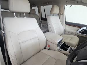 Toyota Land Cruiser 200 4.5D-4D V8 VX-R - Image 11