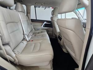Toyota Land Cruiser 200 4.5D-4D V8 VX-R - Image 12