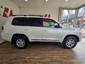 Toyota Land Cruiser 200 4.5D-4D V8 VX-R - Image 3