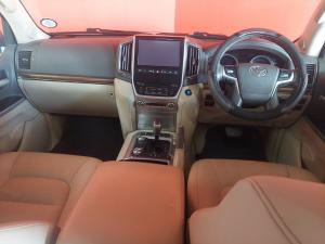 Toyota Land Cruiser 200 4.5D-4D V8 VX-R - Image 6