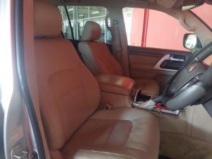 Toyota Land Cruiser 200 4.5D-4D V8 VX-R - Image 10