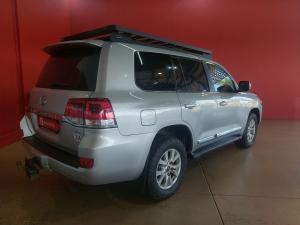 Toyota Land Cruiser 200 4.5D-4D V8 VX-R - Image 2