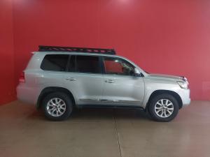 Toyota Land Cruiser 200 4.5D-4D V8 VX-R - Image 3