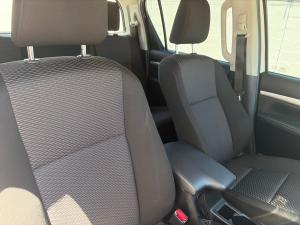 Toyota Hilux 2.4GD-6 double cab Raider manual - Image 12