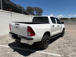 Toyota Hilux 2.4GD-6 double cab Raider manual - Image 2