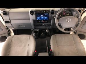 Toyota Land Cruiser 76 4.5D-4D V8 station wagon LX - Image 6