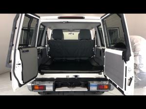 Toyota Land Cruiser 76 4.5D-4D V8 station wagon LX - Image 13