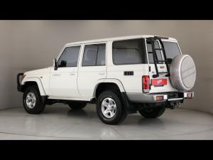 Toyota Land Cruiser 76 4.5D-4D V8 station wagon LX - Image 21