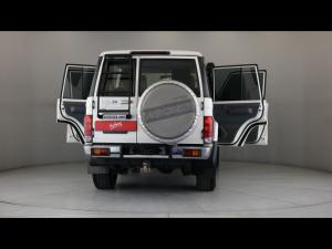 Toyota Land Cruiser 76 4.5D-4D V8 station wagon LX - Image 24