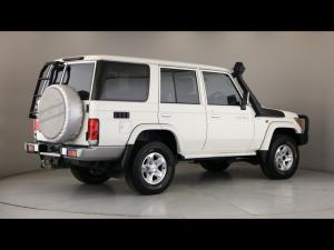 Toyota Land Cruiser 76 4.5D-4D V8 station wagon LX - Image 2