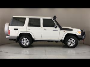 Toyota Land Cruiser 76 4.5D-4D V8 station wagon LX - Image 3