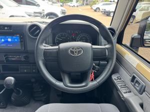 Toyota Land Cruiser 76 2.8GD-6 station wagon LX manual - Image 8