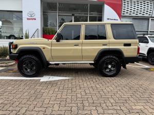 Toyota Land Cruiser 76 2.8GD-6 station wagon LX manual - Image 19