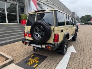 Toyota Land Cruiser 76 2.8GD-6 station wagon LX manual - Image 2