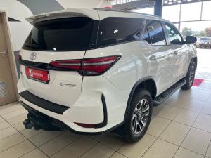 Toyota Fortuner 2.4GD-6 manual - Image 2
