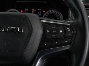 Isuzu D-Max 3.0TD double cab V-Cross 4x4 - Image 25