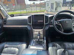 Toyota Land Cruiser 200 4.5D-4D V8 VX-R - Image 6