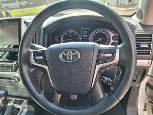 Toyota Land Cruiser 200 4.5D-4D V8 VX-R - Image 8