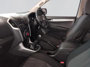 Isuzu KB 300 D-TEQ LX Standard automaticD/C - Image 3