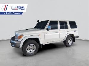 Toyota Landcruiser 76 4.5D V8 S/W - Image 1
